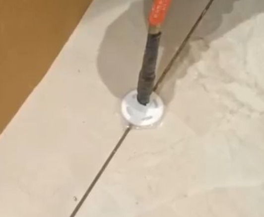 金水瓷砖空鼓维修公司专业解答瓷砖在铺贴过程中，如果没有涂抹均匀到位的粘结材料（如水泥砂浆或瓷砖胶），可能会导致以下问题