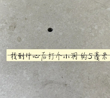 金水瓷砖空鼓维修公司专业解答在瓷砖铺贴过程中，如果砂料搅拌不均匀，将会带来以下问题