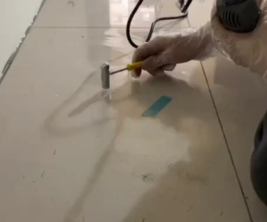 金水瓷砖开裂维修公司专业分享瓷砖在铺贴前如果没有沥干水分，将会导致以下问题