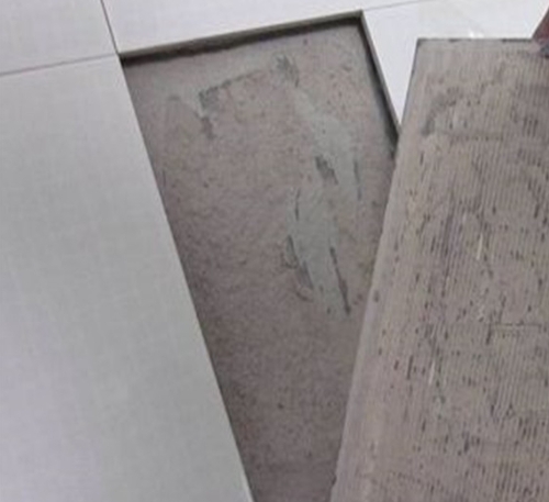 金水瓷砖空鼓维修公司分享瓷砖铺贴时如果打浆（即涂抹在瓷砖背面和基层上的砂浆或瓷砖胶）过少，会带来以下问题